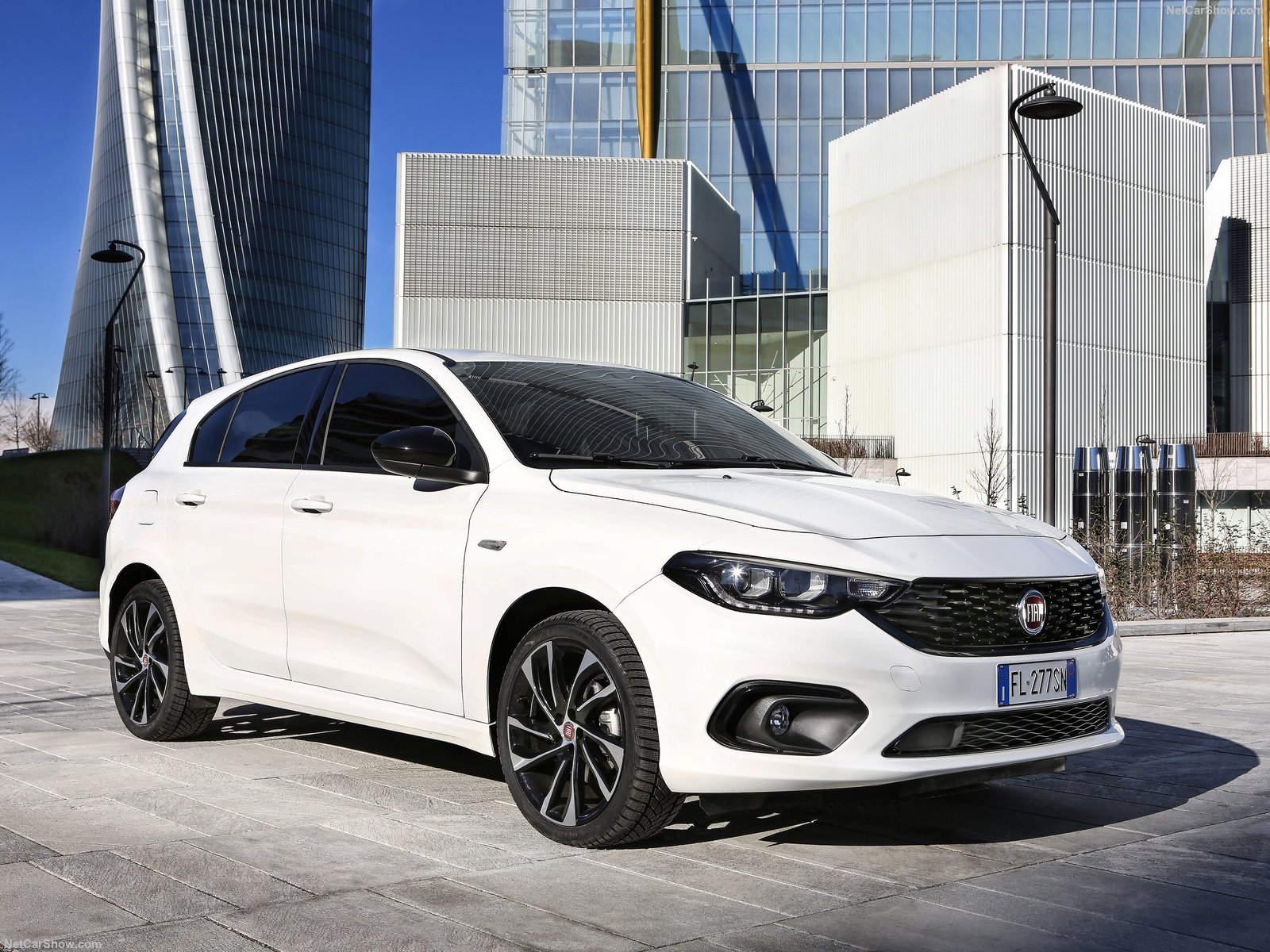 Fiat-Tipo_5-door-2017-1600-02